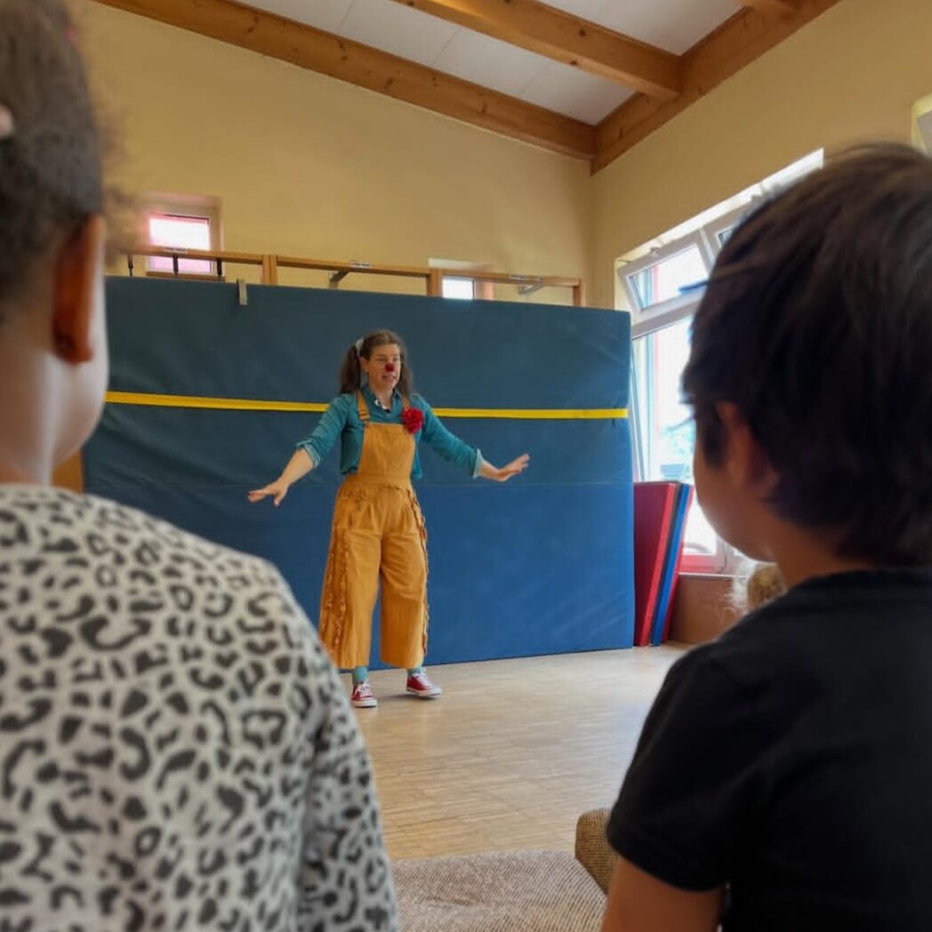 Zora als Sonnenschutz-Lotta im Kindergarten